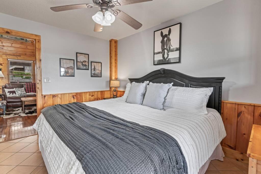 Hébergement de vacances Cozy In The Smokies!!! Fully Furnished And Complete With Community Indoor And Outdoor Pools And Spas, Game And Fitness As Well As A Private Hot Tub
