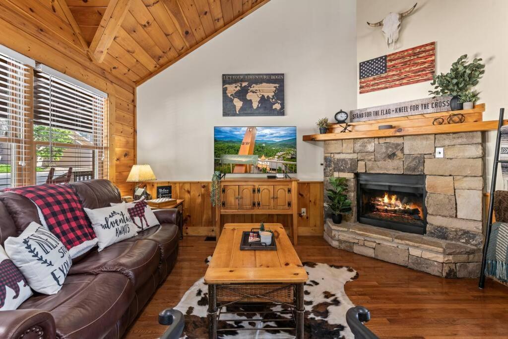Cozy In The Smokies!!! Fully Furnished And Complete With Community Indoor And Outdoor Pools And Spas, Game And Fitness As Well As A Private Hot Tub Hébergement de vacances