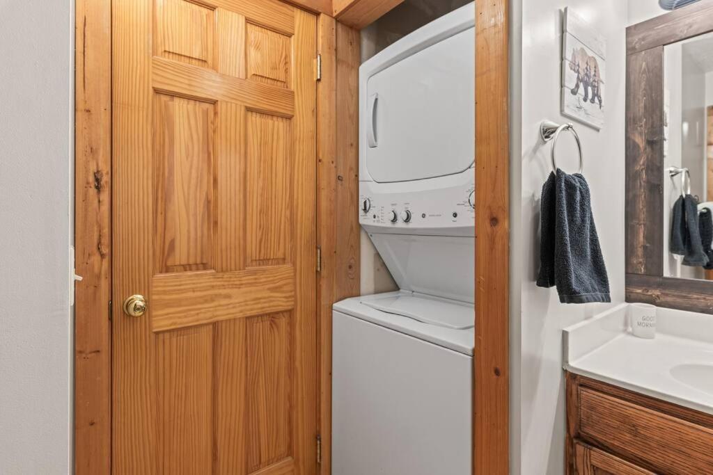 Cozy In The Smokies!!! Fully Furnished And Complete With Community Indoor And Outdoor Pools And Spas, Game And Fitness As Well As A Private Hot Tub Hébergement de vacances Pigeon Forge