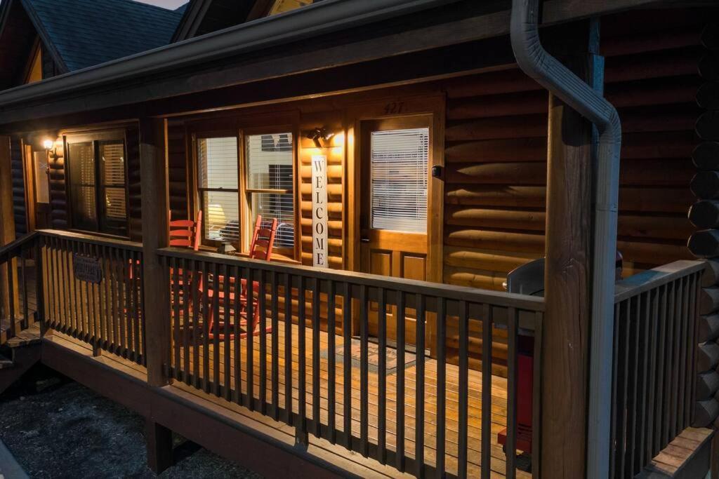 Hébergement de vacances Cozy In The Smokies!!! Fully Furnished And Complete With Community Indoor And Outdoor Pools And Spas, Game And Fitness As Well As A Private Hot Tub
