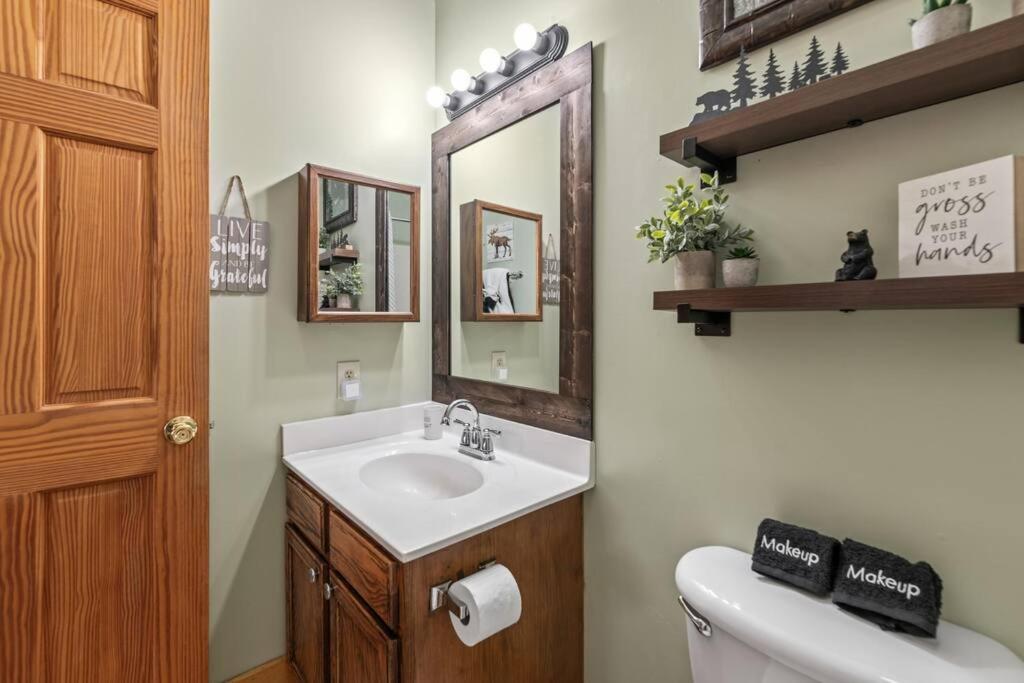 Cozy In The Smokies!!! Fully Furnished And Complete With Community Indoor And Outdoor Pools And Spas, Game And Fitness As Well As A Private Hot Tub Hébergement de vacances *