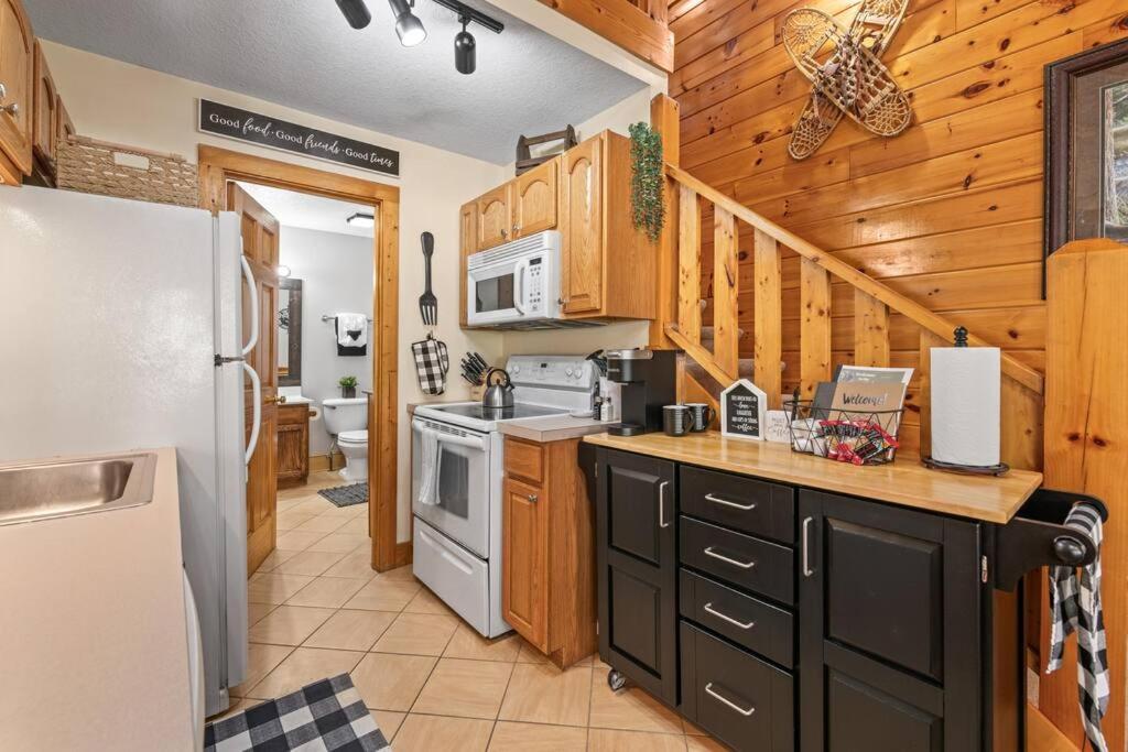 Cozy In The Smokies!!! Fully Furnished And Complete With Community Indoor And Outdoor Pools And Spas, Game And Fitness As Well As A Private Hot Tub Hébergement de vacances Pigeon Forge