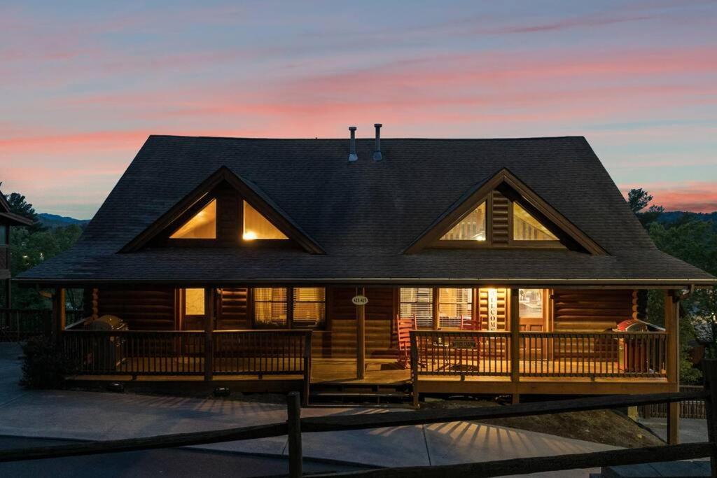 Cozy In The Smokies!!! Fully Furnished And Complete With Community Indoor And Outdoor Pools And Spas, Game And Fitness As Well As A Private Hot Tub Hébergement de vacances