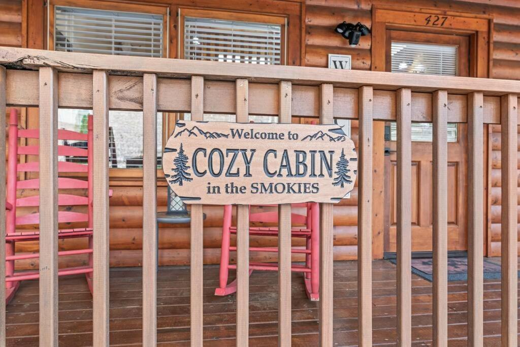 Hébergement de vacances Cozy In The Smokies!!! Fully Furnished And Complete With Community Indoor And Outdoor Pools And Spas, Game And Fitness As Well As A Private Hot Tub