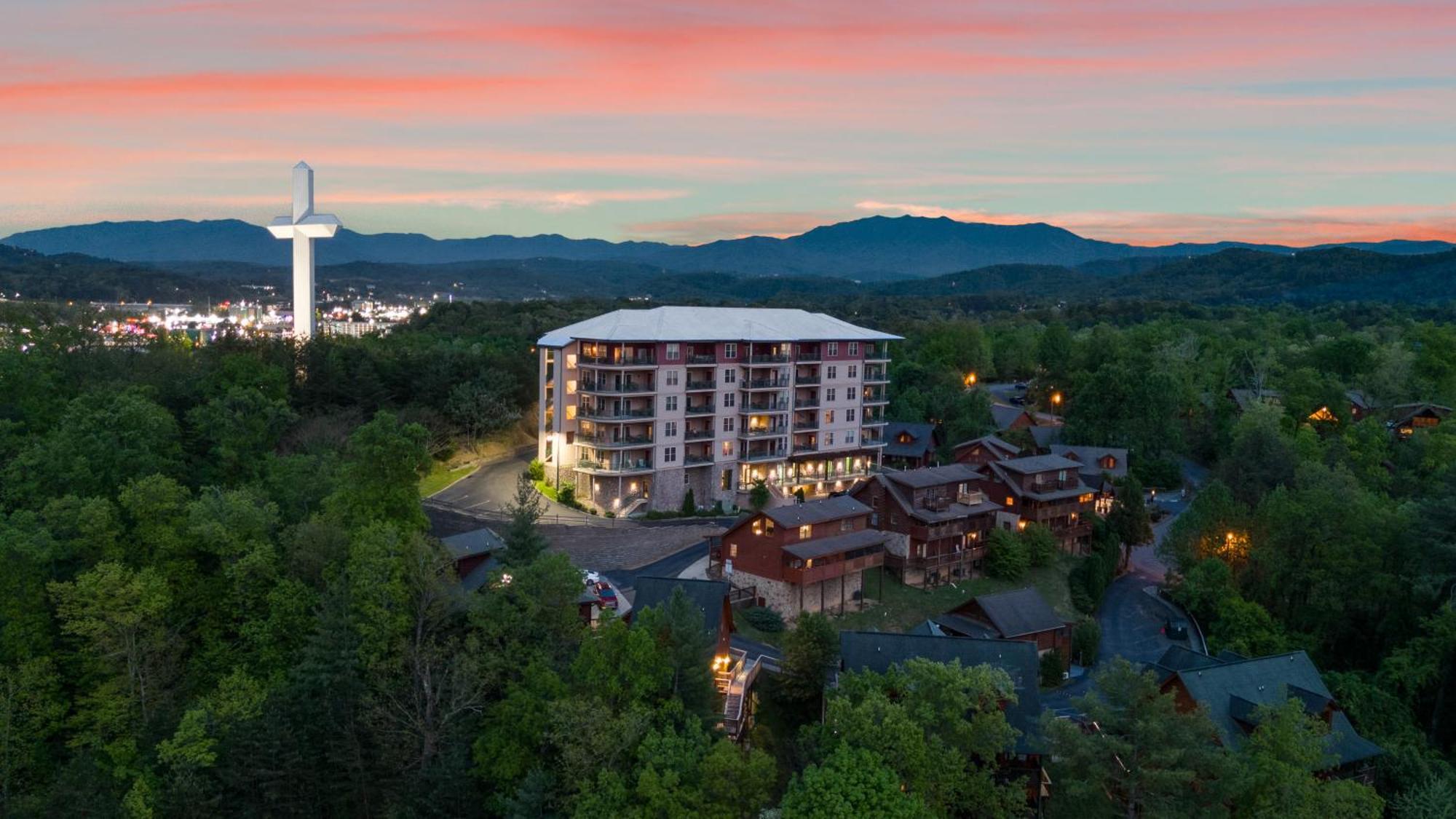 Hébergement de vacances Cozy In The Smokies!!! Fully Furnished And Complete With Community Indoor And Outdoor Pools And Spas, Game And Fitness As Well As A Private Hot Tub Pigeon Forge