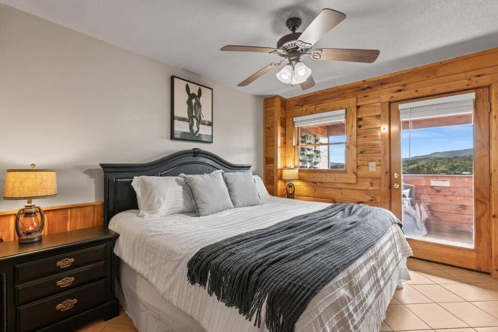 Cozy In The Smokies!!! Fully Furnished And Complete With Community Indoor And Outdoor Pools And Spas, Game And Fitness As Well As A Private Hot Tub